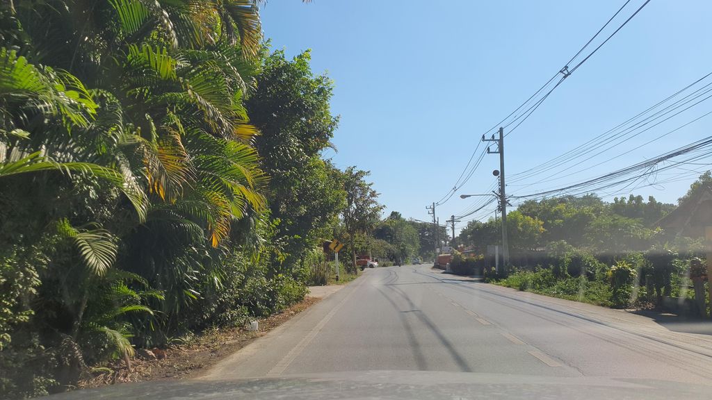 ภาพถนนตรงที่ Baan Vartika at ping ตั้งอยู่ ถ่ายโดย jrcarlsen พ.ศ. 2565 (2022) · A street-level view of where Baan Vartika at ping stands, by jrcarlsen in 2565 (2022)