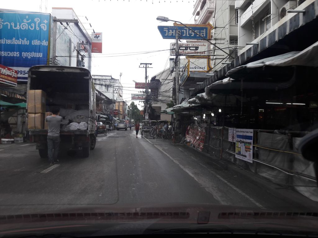 ภาพถนนตรงที่ ขนมจีนบัวบาน ตั้งอยู่ ถ่ายโดย ratchaphat พ.ศ. 2561 (2018) · A street-level view of where ขนมจีนบัวบาน · Khanomchinbuaban stands, by ratchaphat in 2561 (2018)