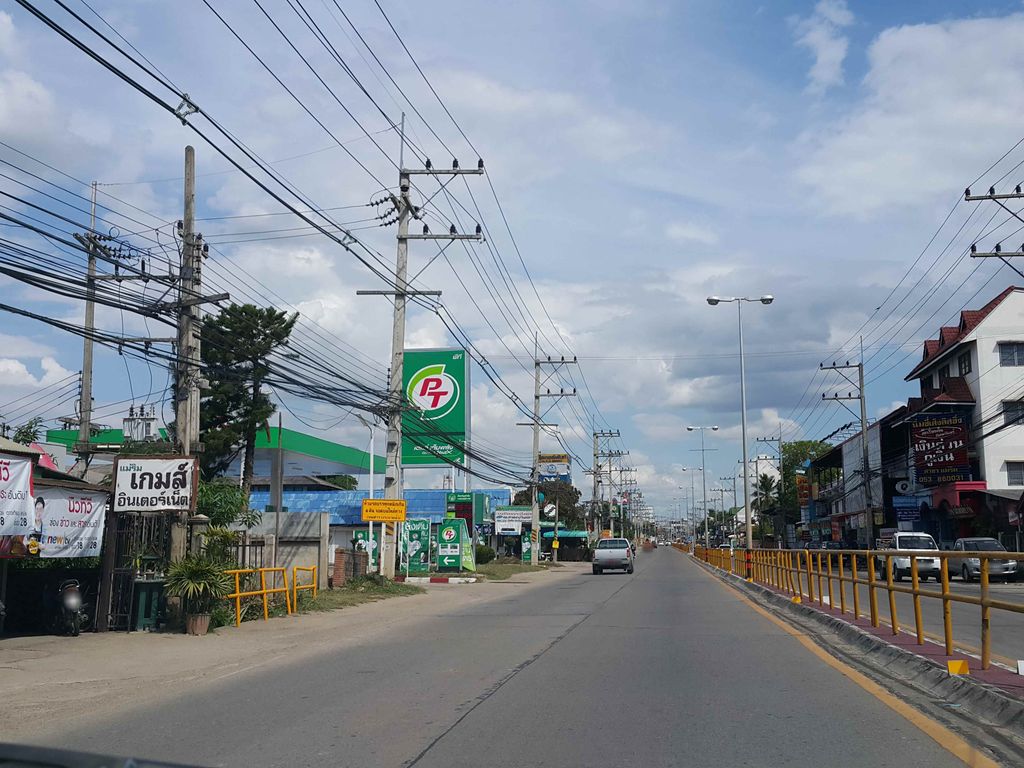 ภาพถนนตรงที่ ร้านแบตเตอรี่แม่ริม ราคาถูก ตั้งอยู่ ถ่ายโดย jrcarlsen พ.ศ. 2558 (2015) · A street-level view of where ร้านแบตเตอรี่แม่ริม ราคาถูก · Ran Battery Mae Rim Rakhathuk stands, by jrcarlsen in 2558 (2015)