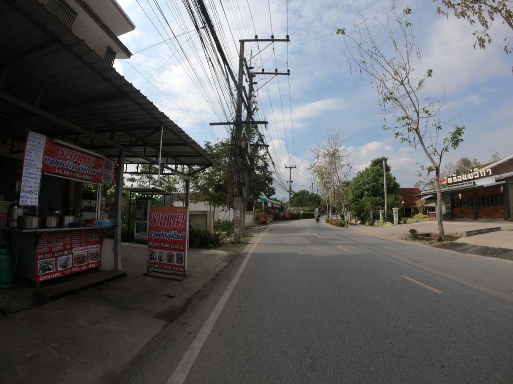 ภาพถนนตรงที่ โอ๋ แฮร์คัต แอนด์ แฮร์ดีไซด์ ตั้งอยู่ ถ่ายโดย chanuwath_grab พ.ศ. 2562 (2019) · A street-level view of where โอ๋ แฮร์คัต แอนด์ แฮร์ดีไซด์ · O Hair Khat & Hair Di Side stands, by chanuwath_grab in 2562 (2019)