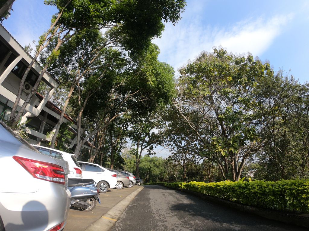ภาพถนนตรงที่ โครงการหลวง ตั้งอยู่ ถ่ายโดย chanuwath_grab พ.ศ. 2562 (2019) · A street-level view of where โครงการหลวง · Khrongkanluang stands, by chanuwath_grab in 2562 (2019)
