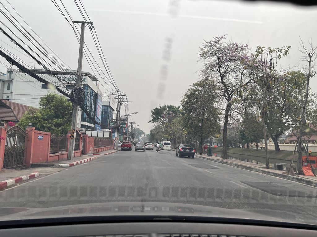 ภาพถนนตรงที่ Chiang Mai Seventh-Day Adventist Church ตั้งอยู่ ถ่ายโดย lin_wang พ.ศ. 2567 (2024) · A street-level view of where Chiang Mai Seventh-Day Adventist Church stands, by lin_wang in 2567 (2024)