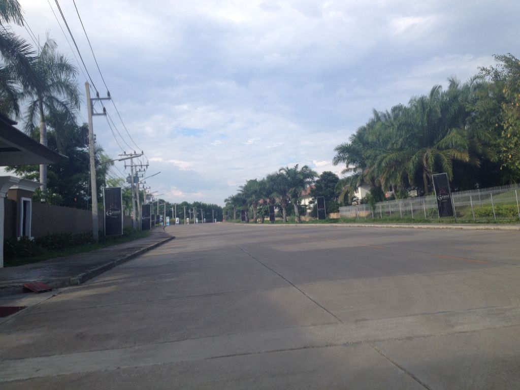 ภาพถนนตรงที่ Sansaran Chiangmai ตั้งอยู่ ถ่ายโดย jimwatana พ.ศ. 2558 (2015) · A street-level view of where Sansaran Chiangmai stands, by jimwatana in 2558 (2015)