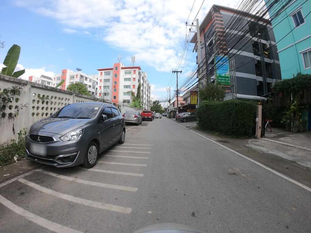 ภาพถนนตรงที่ Focus Wedding & Studio ตั้งอยู่ ถ่ายโดย chanuwath_grab พ.ศ. 2562 (2019) · A street-level view of where Focus Wedding & Studio stands, by chanuwath_grab in 2562 (2019)