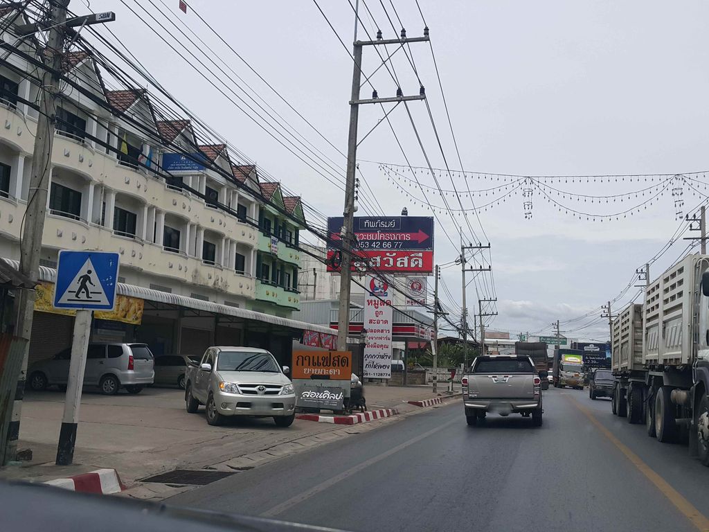 ภาพถนนตรงที่ ร้านวาสนา เสริมสวย ตั้งอยู่ ถ่ายโดย jrcarlsen พ.ศ. 2558 (2015) · A street-level view of where ร้านวาสนา เสริมสวย · Ran Watna Soemsuai stands, by jrcarlsen in 2558 (2015)