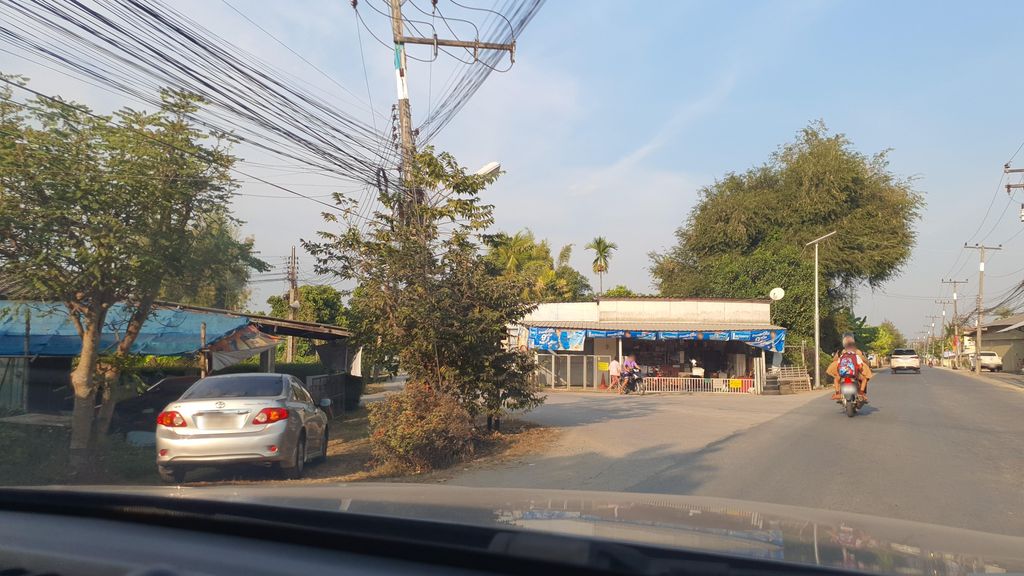ภาพถนนตรงที่ โรงกลึงสี่ทิศ ตั้งอยู่ ถ่ายโดย jrcarlsen พ.ศ. 2566 (2023) · A street-level view of where โรงกลึงสี่ทิศ · Rongklueng Si Thit stands, by jrcarlsen in 2566 (2023)