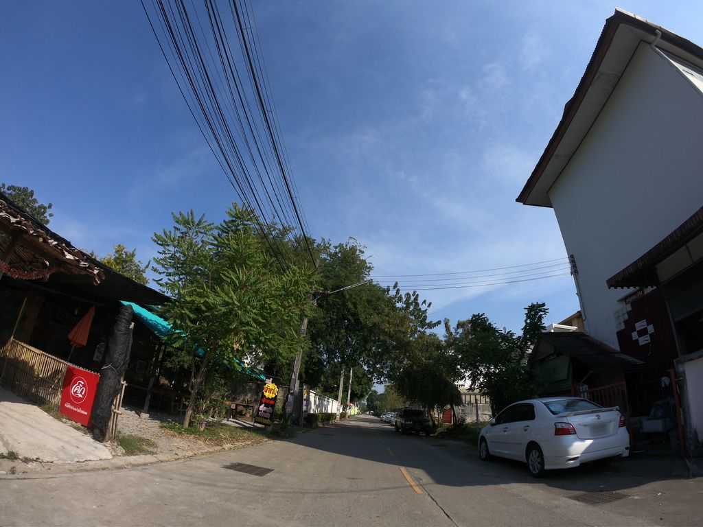 ภาพถนนตรงที่ ร้านสมสมัย ลาบ หลู้ ส้า ตั้งอยู่ ถ่ายโดย chanuwath_grab พ.ศ. 2562 (2019) · A street-level view of where ร้านสมสมัย ลาบ หลู้ ส้า · Ran Som Samai Lap Lu Sa stands, by chanuwath_grab in 2562 (2019)