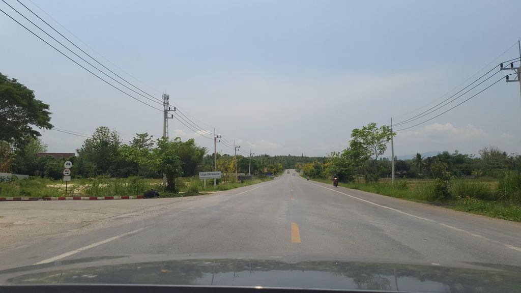 ภาพถนนตรงที่ โฮงเบียร์@แม่แตง ตั้งอยู่ ถ่ายโดย jrcarlsen พ.ศ. 2565 (2022) · A street-level view of where โฮงเบียร์@แม่แตง · Hongbia@Mae Taeng stands, by jrcarlsen in 2565 (2022)