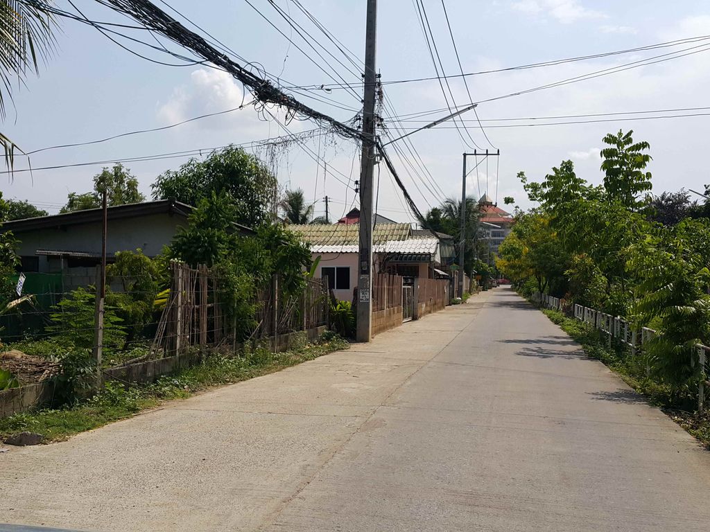 ภาพถนนตรงที่ สเต็กบ้านไม้คาเฟ่ ตั้งอยู่ ถ่ายโดย jrcarlsen พ.ศ. 2558 (2015) · A street-level view of where สเต็กบ้านไม้คาเฟ่ · Steak Ban Mai Café stands, by jrcarlsen in 2558 (2015)