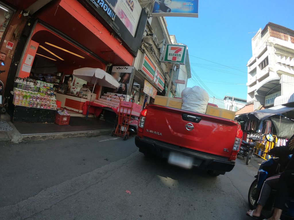 ภาพถนนตรงที่ Win Salone ตั้งอยู่ ถ่ายโดย chanuwath_grab พ.ศ. 2562 (2019) · A street-level view of where Win Salone stands, by chanuwath_grab in 2562 (2019)