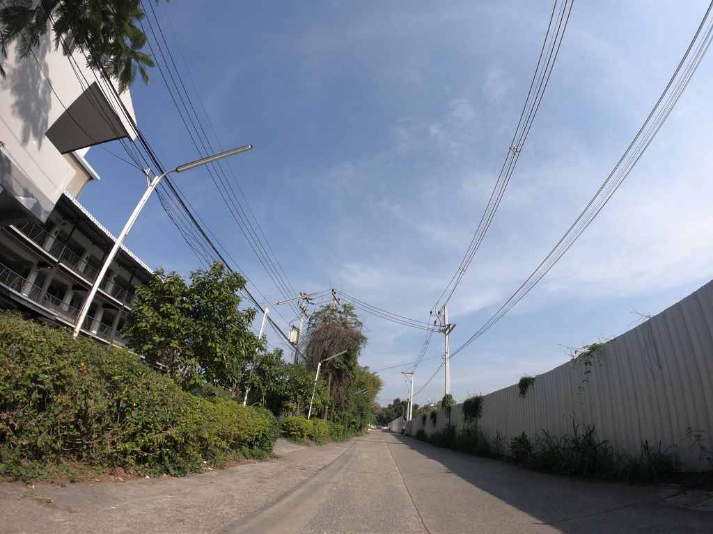 ภาพถนนตรงที่ B2 Lanna Boutique and Budget Hotel ตั้งอยู่ ถ่ายโดย chanuwath_grab พ.ศ. 2562 (2019) · A street-level view of where B2 Lanna Boutique and Budget Hotel stands, by chanuwath_grab in 2562 (2019)