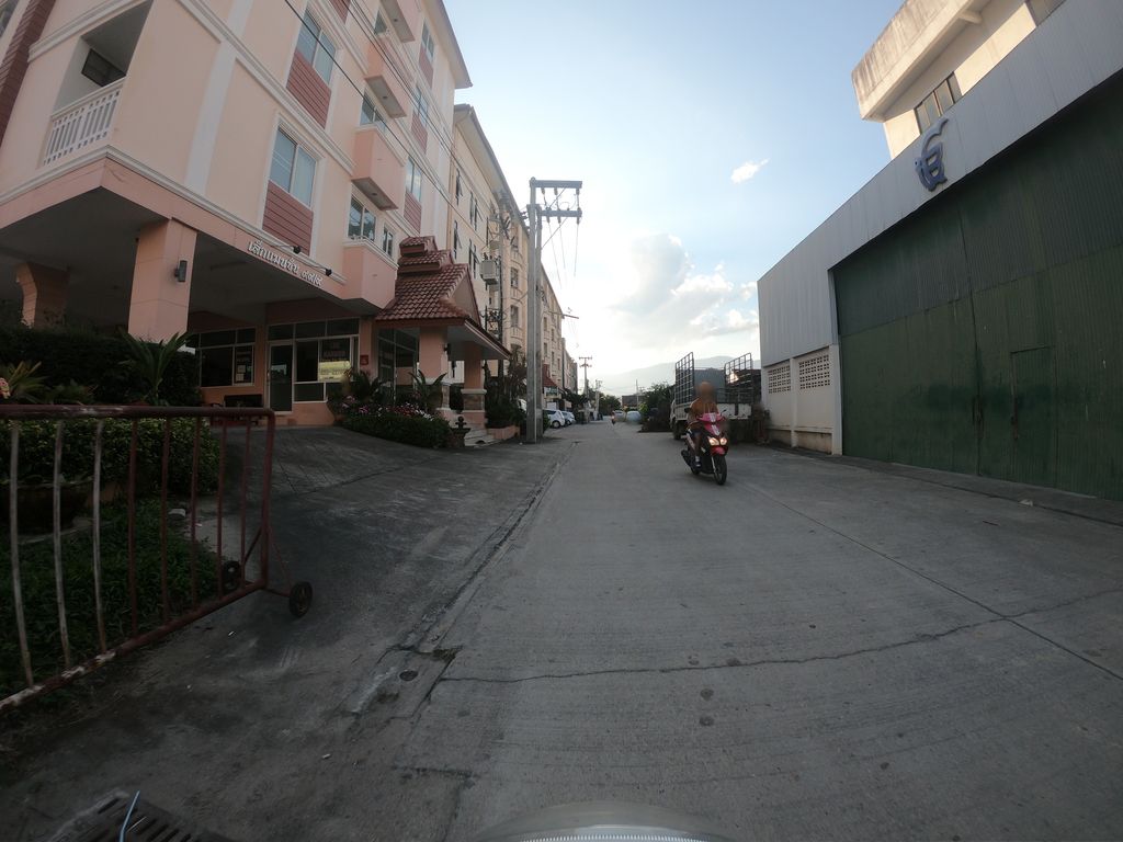 ภาพถนนตรงที่ หอพัก บีพีแกรนด์ ตั้งอยู่ ถ่ายโดย chanuwath_grab พ.ศ. 2562 (2019) · A street-level view of where หอพัก บีพีแกรนด์ · B Phi Grand Dormitory stands, by chanuwath_grab in 2562 (2019)