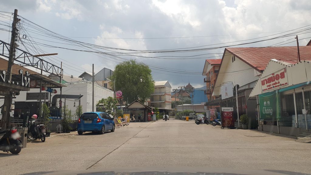 ภาพถนนตรงที่ ไฉไล CNX ตั้งอยู่ ถ่ายโดย jrcarlsen พ.ศ. 2565 (2022) · A street-level view of where ไฉไล CNX stands, by jrcarlsen in 2565 (2022)