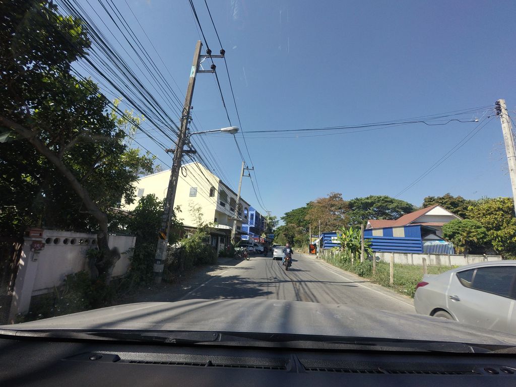 ภาพถนนตรงที่ หจก.อิสริยะผล - Itsariyaphon ตั้งอยู่ ถ่ายโดย mishari พ.ศ. 2563 (2020) · A street-level view of where หจก.อิสริยะผล - Itsariyaphon stands, by mishari in 2563 (2020)