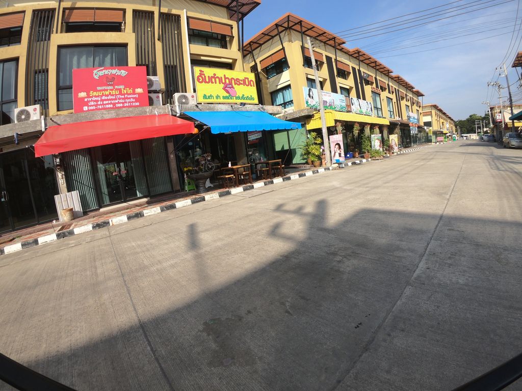 ภาพถนนตรงที่ เรียนทำเล็บ เรียนเสริมสวย เรียนต่อขนตา เชียงใหม่ ตั้งอยู่ ถ่ายโดย chanuwath_grab พ.ศ. 2562 (2019) · A street-level view of where เรียนทำเล็บ เรียนเสริมสวย เรียนต่อขนตา เชียงใหม่ · Rianthamlep Rian Soemsuai Riantoknata Chiang Mai stands, by chanuwath_grab in 2562 (2019)