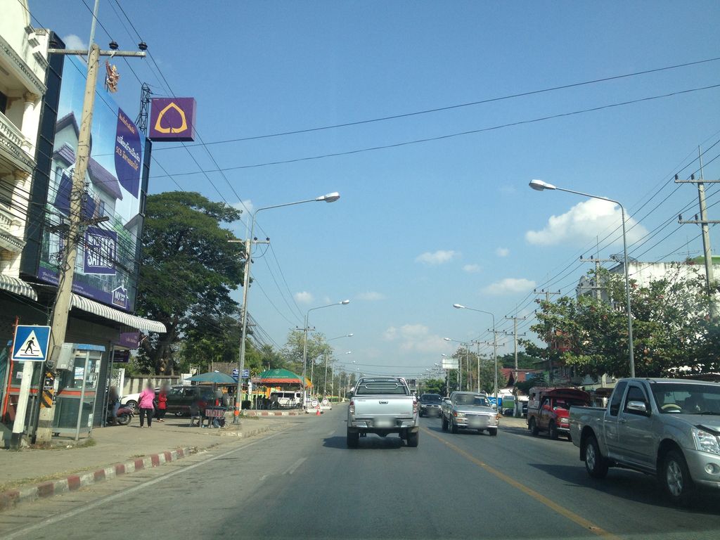 ภาพถนนตรงที่ ร้านพี่อ้วนอาหารตามสั่ง ตั้งอยู่ ถ่ายโดย jimwatana พ.ศ. 2558 (2015) · A street-level view of where ร้านพี่อ้วนอาหารตามสั่ง · Ran Phi Uan Ahantamsang stands, by jimwatana in 2558 (2015)
