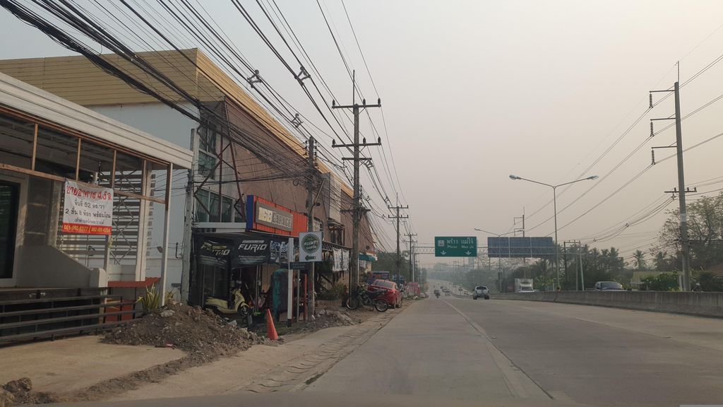 ภาพถนนตรงที่ Am Tea สาขาแม่ริม ตั้งอยู่ ถ่ายโดย jrcarlsen พ.ศ. 2566 (2023) · A street-level view of where Am Tea สาขาแม่ริม stands, by jrcarlsen in 2566 (2023)