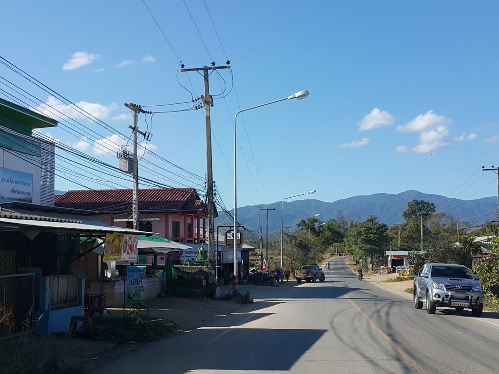 ภาพถนนตรงที่ วัดกำแพงใหม่ ตั้งอยู่ ถ่ายโดย jrcarlsen พ.ศ. 2558 (2015) · A street-level view of where วัดกำแพงใหม่ · Wat Kamphaeng Mai stands, by jrcarlsen in 2558 (2015)