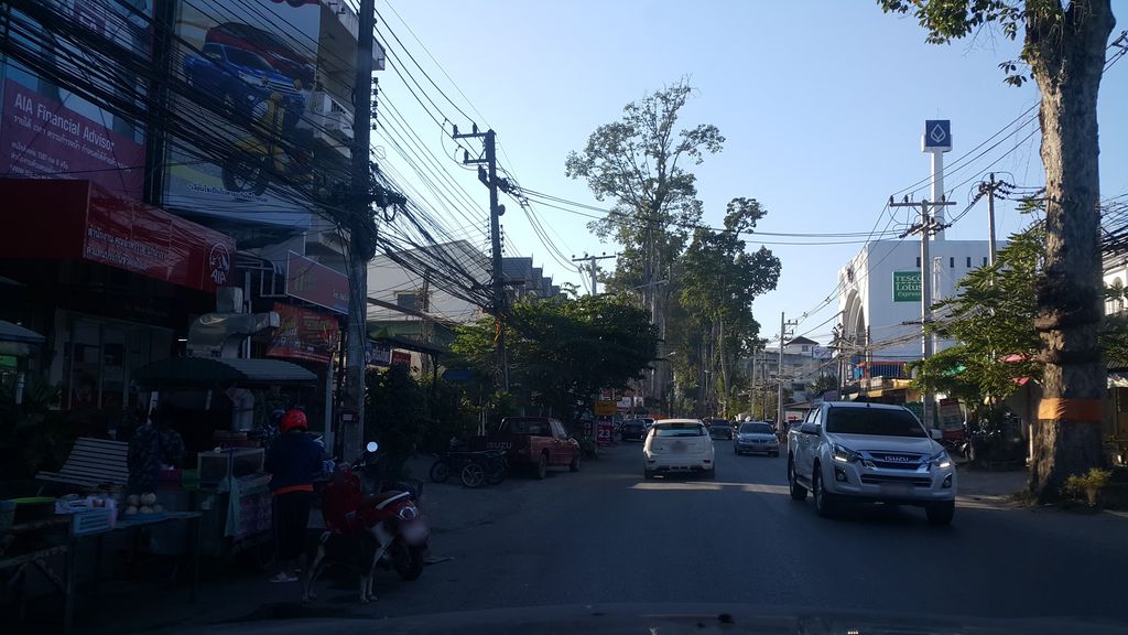 ภาพถนนตรงที่ อ.เจริญทรัพย์ ตั้งอยู่ ถ่ายโดย jrcarlsen พ.ศ. 2562 (2019) · A street-level view of where อ.เจริญทรัพย์ · A.Charoen Sap stands, by jrcarlsen in 2562 (2019)