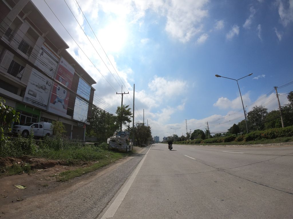 ภาพถนนตรงที่ เฌอชีวา รักษาสัตว์ Chercheeva Pet Clinic ตั้งอยู่ ถ่ายโดย chanuwath_grab พ.ศ. 2562 (2019) · A street-level view of where เฌอชีวา รักษาสัตว์ Chercheeva Pet Clinic stands, by chanuwath_grab in 2562 (2019)