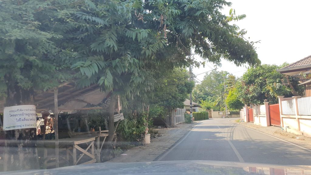 ภาพถนนตรงที่ โรงหล่อระฆังสำริดชูชาติ เชียงใหม่ ตั้งอยู่ ถ่ายโดย jrcarlsen พ.ศ. 2565 (2022) · A street-level view of where โรงหล่อระฆังสำริดชูชาติ เชียงใหม่ · Ronglo Rakhang Samrit Chu Chati Chiang Mai stands, by jrcarlsen in 2565 (2022)
