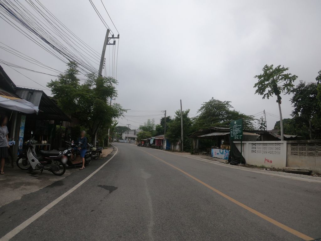 ภาพถนนตรงที่ Toem Coffee ตั้งอยู่ ถ่ายโดย chanuwath_grab พ.ศ. 2562 (2019) · A street-level view of where Toem Coffee stands, by chanuwath_grab in 2562 (2019)