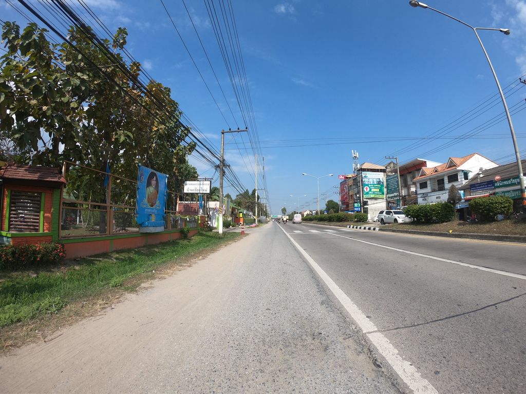 ภาพถนนตรงที่ สถานสงเคราะห์เด็กชายบ้านเชียงใหม่ ตั้งอยู่ ถ่ายโดย chanuwath_grab พ.ศ. 2562 (2019) · A street-level view of where สถานสงเคราะห์เด็กชายบ้านเชียงใหม่ · Sathan Songkhro Dekchai Ban Chiang Mai stands, by chanuwath_grab in 2562 (2019)