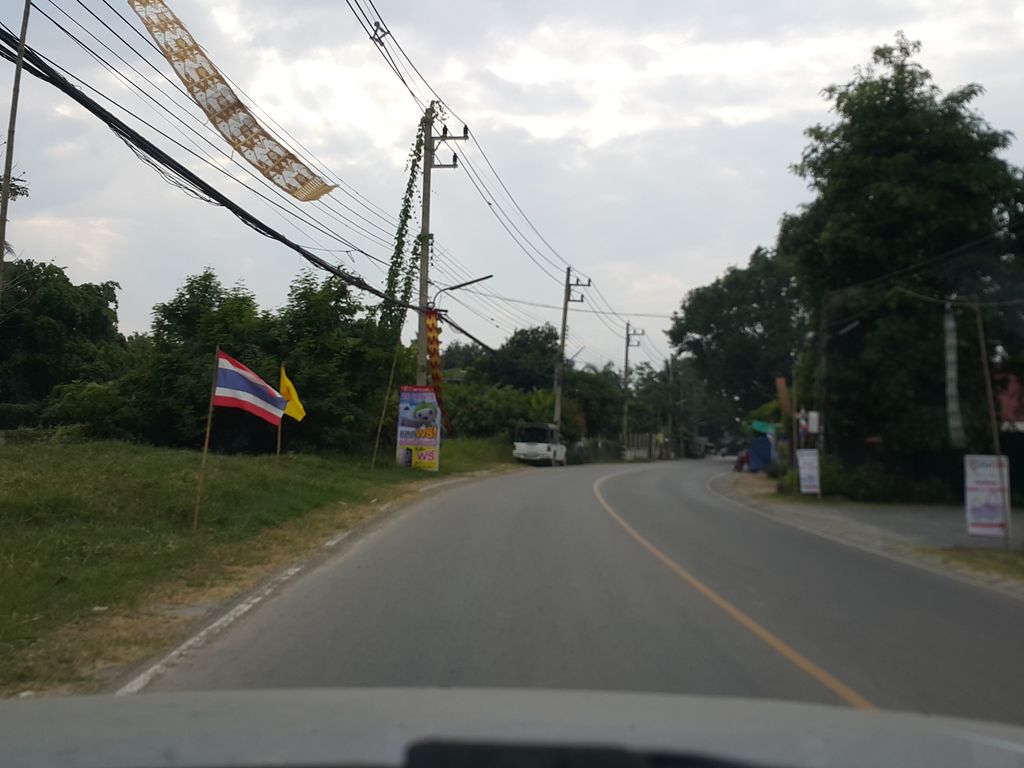 ภาพถนนตรงที่ หมูกระทะร้องวัวแดงซุปเปอร์มาร์เก็ต และ ร้องวัวแดงชาบูชาบู ตั้งอยู่ ถ่ายโดย jrcarlsen พ.ศ. 2557 (2014) · A street-level view of where หมูกระทะร้องวัวแดงซุปเปอร์มาร์เก็ต และ ร้องวัวแดงชาบูชาบู · Mukratha Rongwuadaeng Supermarket Lae Rongwuadaeng Shabu Shabu stands, by jrcarlsen in 2557 (2014)