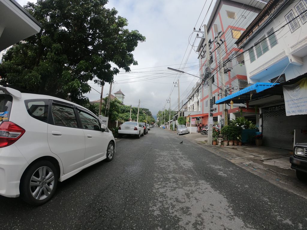 ภาพถนนตรงที่ คัทแอนด์คัลเลอร์ ตั้งอยู่ ถ่ายโดย chanuwath_grab พ.ศ. 2562 (2019) · A street-level view of where คัทแอนด์คัลเลอร์ · Cut & Khanloe stands, by chanuwath_grab in 2562 (2019)
