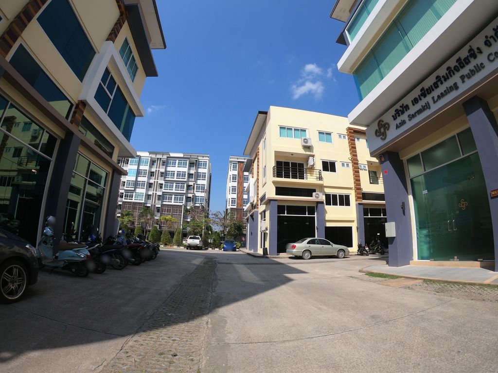 ภาพถนนตรงที่ Sig slowbar ตั้งอยู่ ถ่ายโดย chanuwath_grab พ.ศ. 2562 (2019) · A street-level view of where Sig slowbar stands, by chanuwath_grab in 2562 (2019)