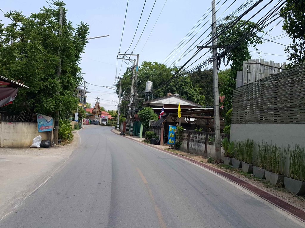 ภาพถนนตรงที่ Treehouse Thailand ตั้งอยู่ ถ่ายโดย jrcarlsen พ.ศ. 2558 (2015) · A street-level view of where Treehouse Thailand stands, by jrcarlsen in 2558 (2015)