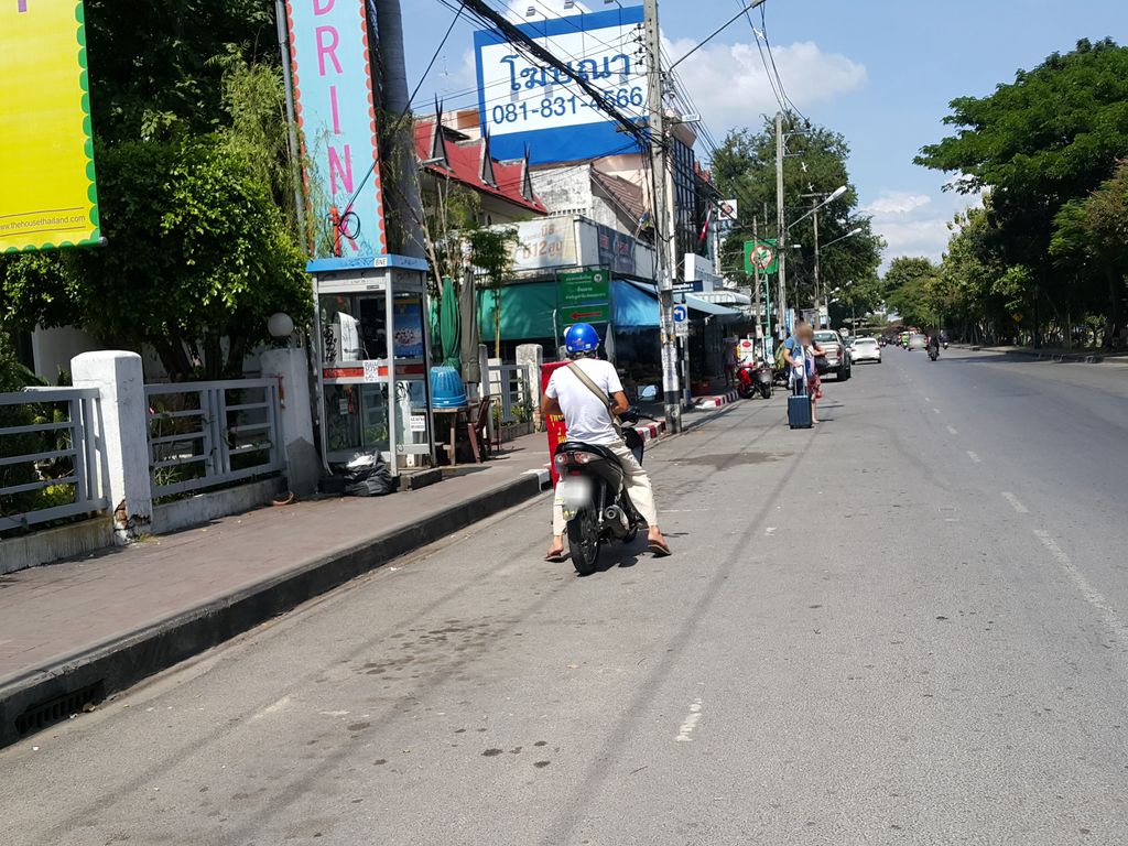ภาพถนนตรงที่ Ginger Shot by Chi ตั้งอยู่ ถ่ายโดย jrcarlsen พ.ศ. 2558 (2015) · A street-level view of where Ginger Shot by Chi stands, by jrcarlsen in 2558 (2015)