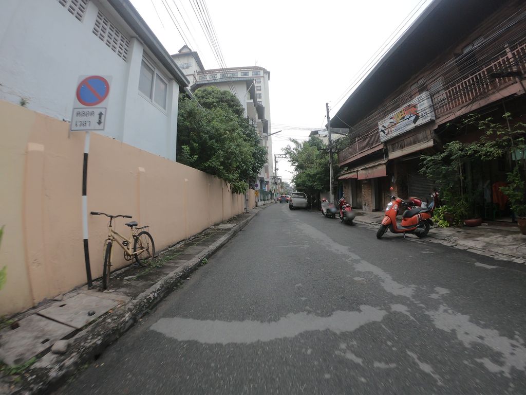 ภาพถนนตรงที่ Good Luck Tattoo Chiang Mai ตั้งอยู่ ถ่ายโดย chanuwath_grab พ.ศ. 2562 (2019) · A street-level view of where Good Luck Tattoo Chiang Mai stands, by chanuwath_grab in 2562 (2019)