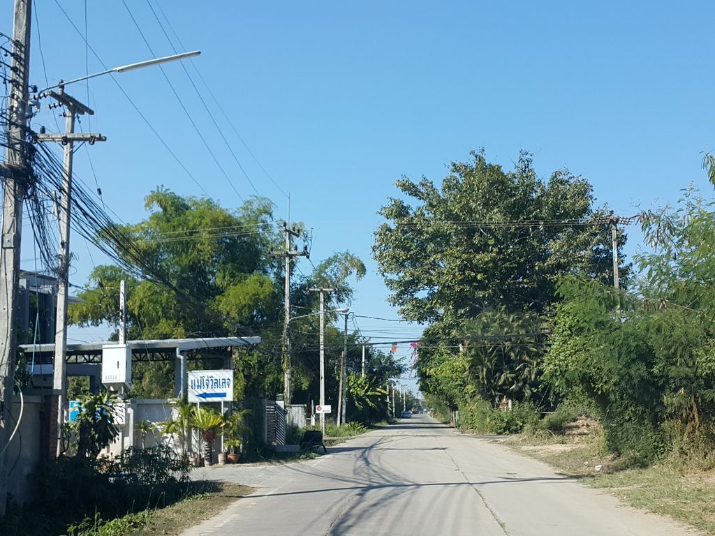 ภาพถนนตรงที่ พาเพลิน ตั้งอยู่ ถ่ายโดย jrcarlsen พ.ศ. 2558 (2015) · A street-level view of where พาเพลิน · Phaphloen stands, by jrcarlsen in 2558 (2015)