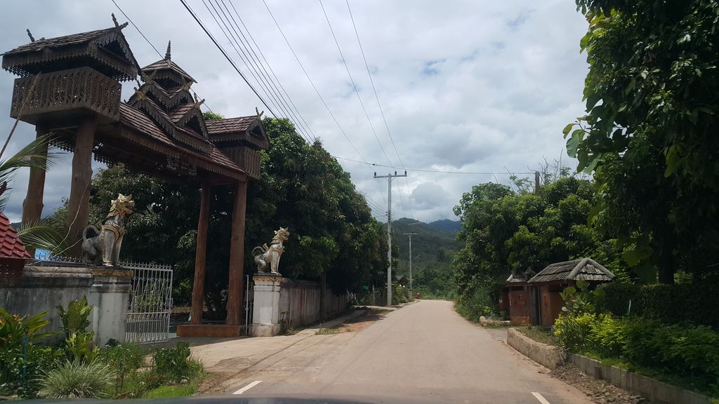 ภาพถนนตรงที่ Maejo Baandin & Organic Farm ตั้งอยู่ ถ่ายโดย jrcarlsen พ.ศ. 2560 (2017) · A street-level view of where Maejo Baandin & Organic Farm stands, by jrcarlsen in 2560 (2017)