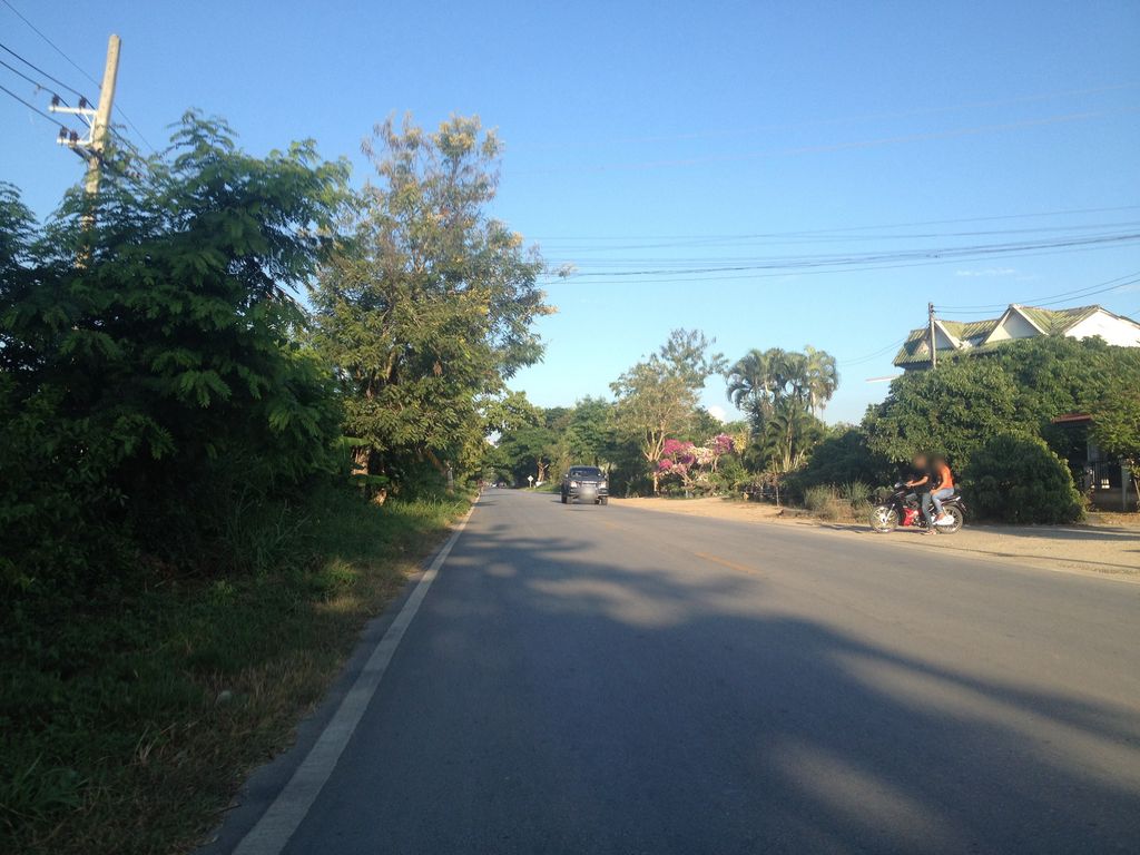 ภาพถนนตรงที่ ร้านนวด ชามา นวดเพื่อสุขภาพ ตั้งอยู่ ถ่ายโดย jimwatana พ.ศ. 2558 (2015) · A street-level view of where ร้านนวด ชามา นวดเพื่อสุขภาพ · Ran Nuat Chama Nuat Phueasukphap stands, by jimwatana in 2558 (2015)