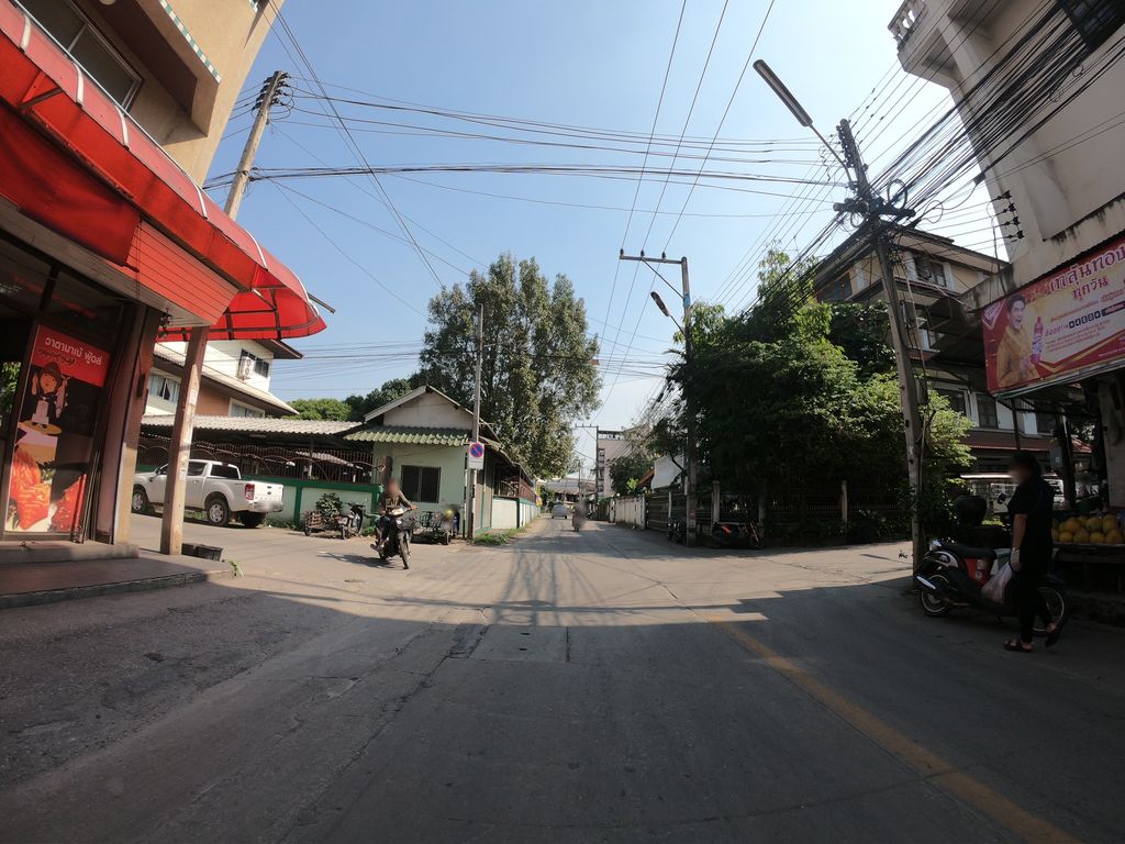 ภาพถนนตรงที่ เมอรี่ฟู้ดขายอาหารแช่แข็งราคาปลีก-ส่ง เชียงใหม่ ตั้งอยู่ ถ่ายโดย chanuwath_grab พ.ศ. 2562 (2019) · A street-level view of where เมอรี่ฟู้ดขายอาหารแช่แข็งราคาปลีก-ส่ง เชียงใหม่ · Moe Ri Food Khai Ahanchaekhaeng Rakhaplik-song Chiang Mai stands, by chanuwath_grab in 2562 (2019)