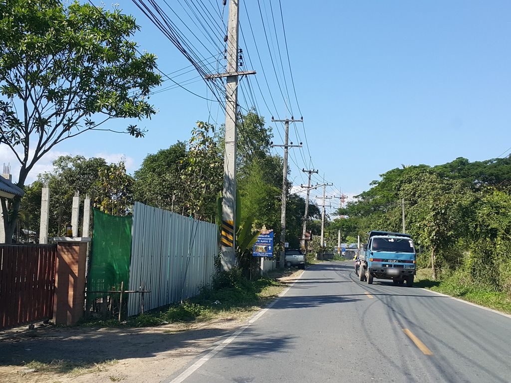 ภาพถนนตรงที่ MuanJai Dog Hotel ตั้งอยู่ ถ่ายโดย jrcarlsen พ.ศ. 2558 (2015) · A street-level view of where MuanJai Dog Hotel stands, by jrcarlsen in 2558 (2015)