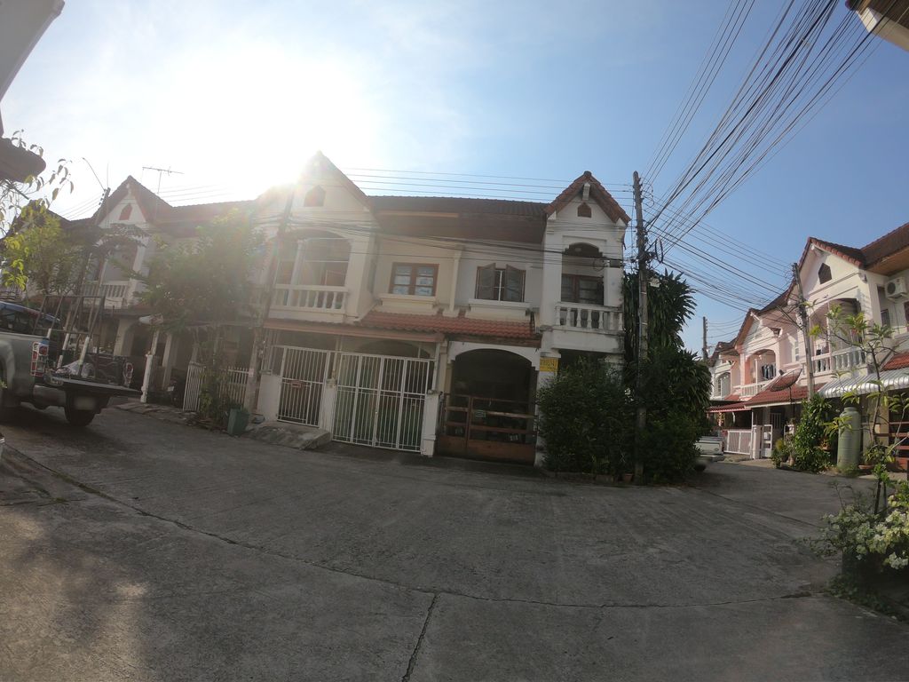 ภาพถนนตรงที่ Ordinary Selected ตั้งอยู่ ถ่ายโดย chanuwath_grab พ.ศ. 2562 (2019) · A street-level view of where Ordinary Selected stands, by chanuwath_grab in 2562 (2019)