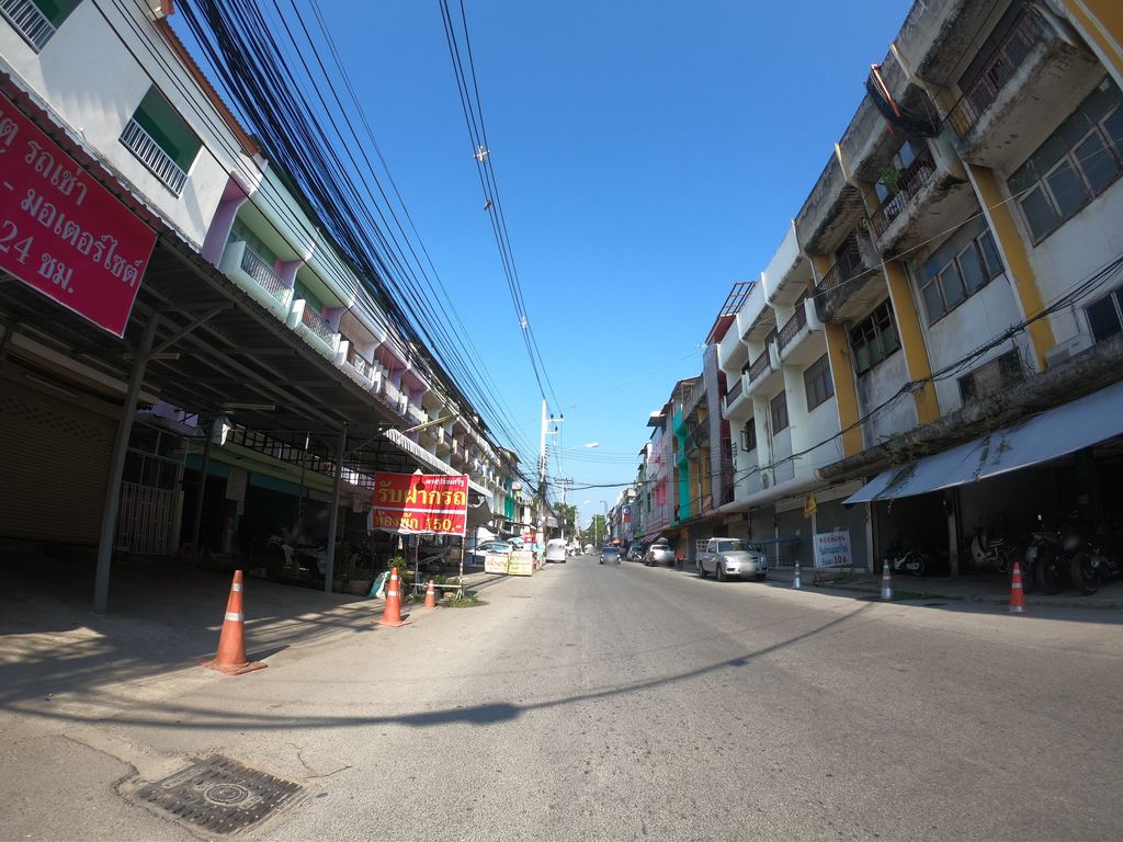 ภาพถนนตรงที่ The Y Smart Hotel ตั้งอยู่ ถ่ายโดย chanuwath_grab พ.ศ. 2562 (2019) · A street-level view of where The Y Smart Hotel stands, by chanuwath_grab in 2562 (2019)