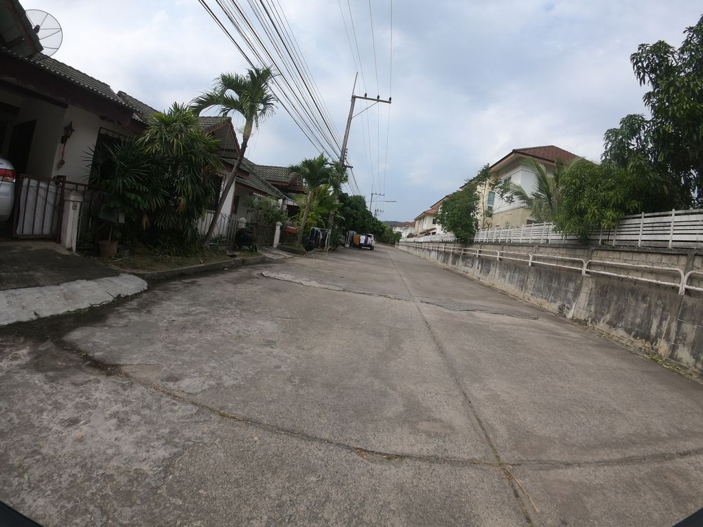 ภาพถนนตรงที่ Shine Yoga Vegetarian ตั้งอยู่ ถ่ายโดย chanuwath_grab พ.ศ. 2562 (2019) · A street-level view of where Shine Yoga Vegetarian stands, by chanuwath_grab in 2562 (2019)
