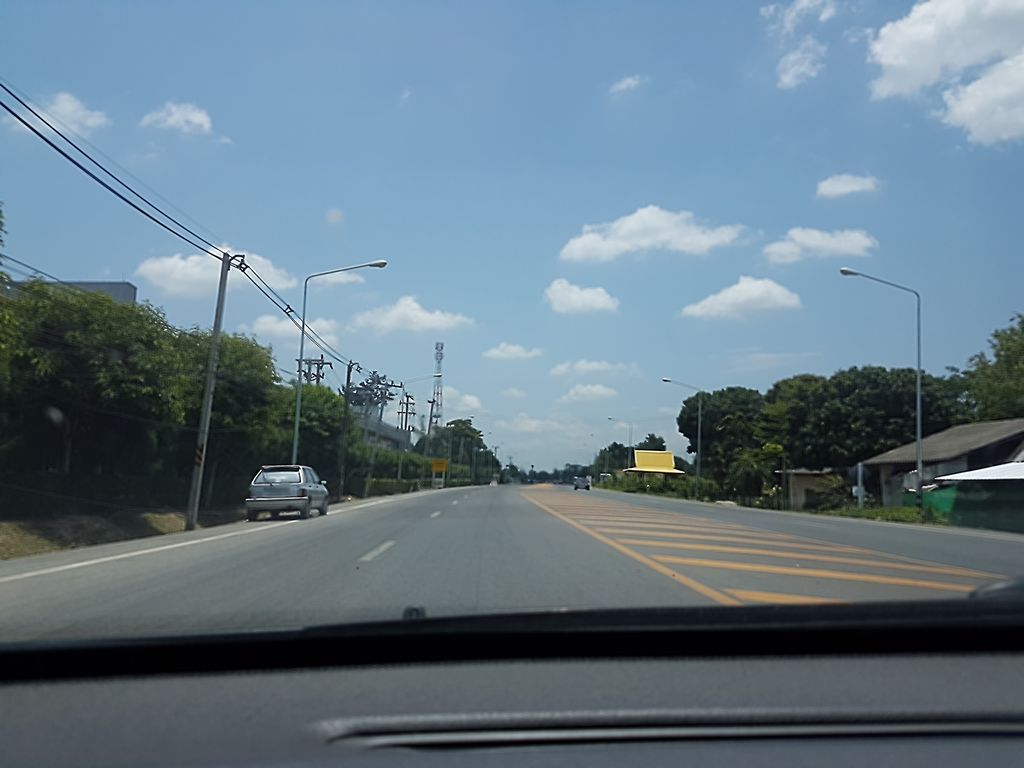 ภาพถนนตรงที่ ร้าน ยำแหลกบปผา ตั้งอยู่ ถ่ายโดย ekkarin พ.ศ. 2561 (2018) · A street-level view of where ร้าน ยำแหลกบปผา · Ran Yamlaekboppha stands, by ekkarin in 2561 (2018)