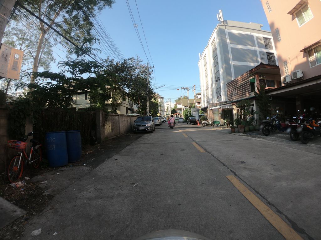 ภาพถนนตรงที่ สักคิ้วเชียงใหม่ ตั้งอยู่ ถ่ายโดย chanuwath_grab พ.ศ. 2562 (2019) · A street-level view of where สักคิ้วเชียงใหม่ · Sakkhio Chiang Mai stands, by chanuwath_grab in 2562 (2019)
