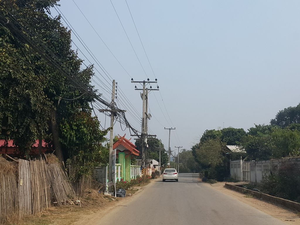 ภาพถนนตรงที่ Velar ตั้งอยู่ ถ่ายโดย jrcarlsen พ.ศ. 2559 (2016) · A street-level view of where Velar stands, by jrcarlsen in 2559 (2016)