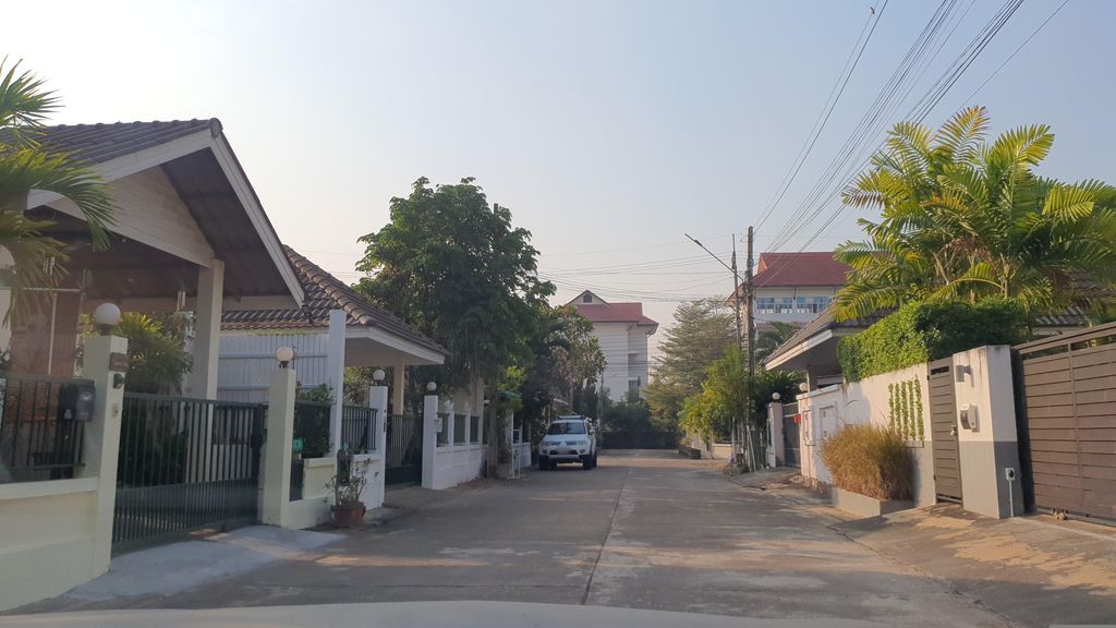 ภาพถนนตรงที่ Biopsect-25 ตั้งอยู่ ถ่ายโดย jrcarlsen พ.ศ. 2566 (2023) · A street-level view of where Biopsect-25 stands, by jrcarlsen in 2566 (2023)