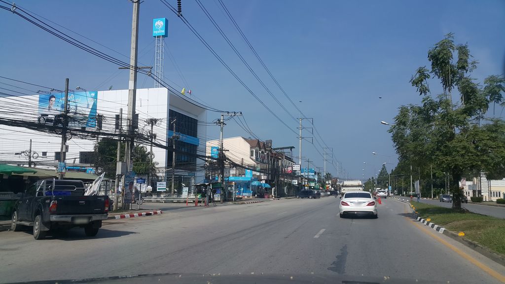 ภาพถนนตรงที่ KFC ตั้งอยู่ ถ่ายโดย jrcarlsen พ.ศ. 2562 (2019) · A street-level view of where KFC stands, by jrcarlsen in 2562 (2019)