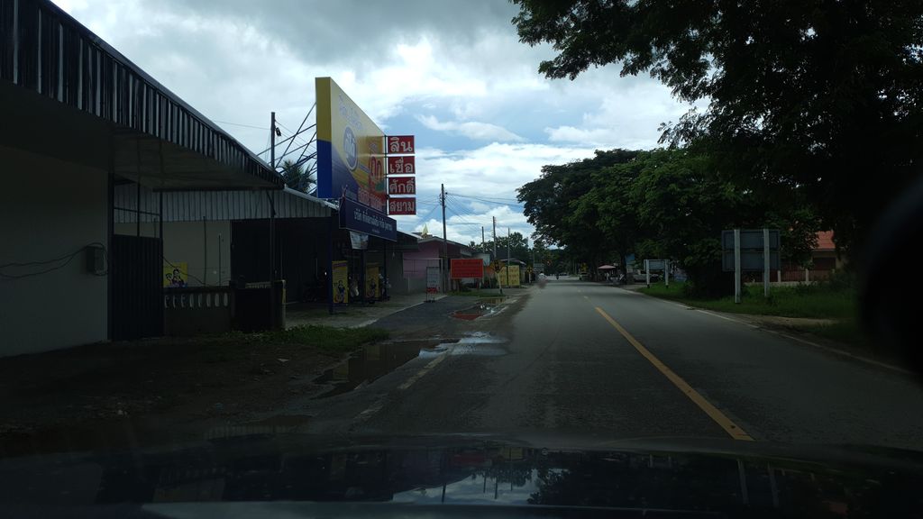 ภาพถนนตรงที่ ร้านอาหาร แม่ออนอินทร์ ตั้งอยู่ ถ่ายโดย jrcarlsen พ.ศ. 2563 (2020) · A street-level view of where ร้านอาหาร แม่ออนอินทร์ · Mae On In Restaurant stands, by jrcarlsen in 2563 (2020)