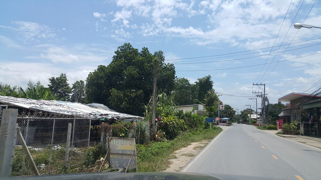 ภาพถนนตรงที่ แบตเตอรี่ เชียงใหม่ ตั้งอยู่ ถ่ายโดย jrcarlsen พ.ศ. 2559 (2016) · A street-level view of where แบตเตอรี่ เชียงใหม่ · Battery Chiang Mai stands, by jrcarlsen in 2559 (2016)