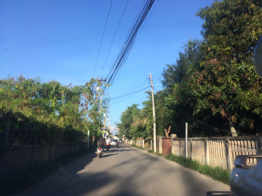 ภาพถนนตรงที่ ยามรุ่งคาเฟ่ ตั้งอยู่ ถ่ายโดย prasert พ.ศ. 2559 (2016) · A street-level view of where ยามรุ่งคาเฟ่ · Yamrungkhafe stands, by prasert in 2559 (2016)