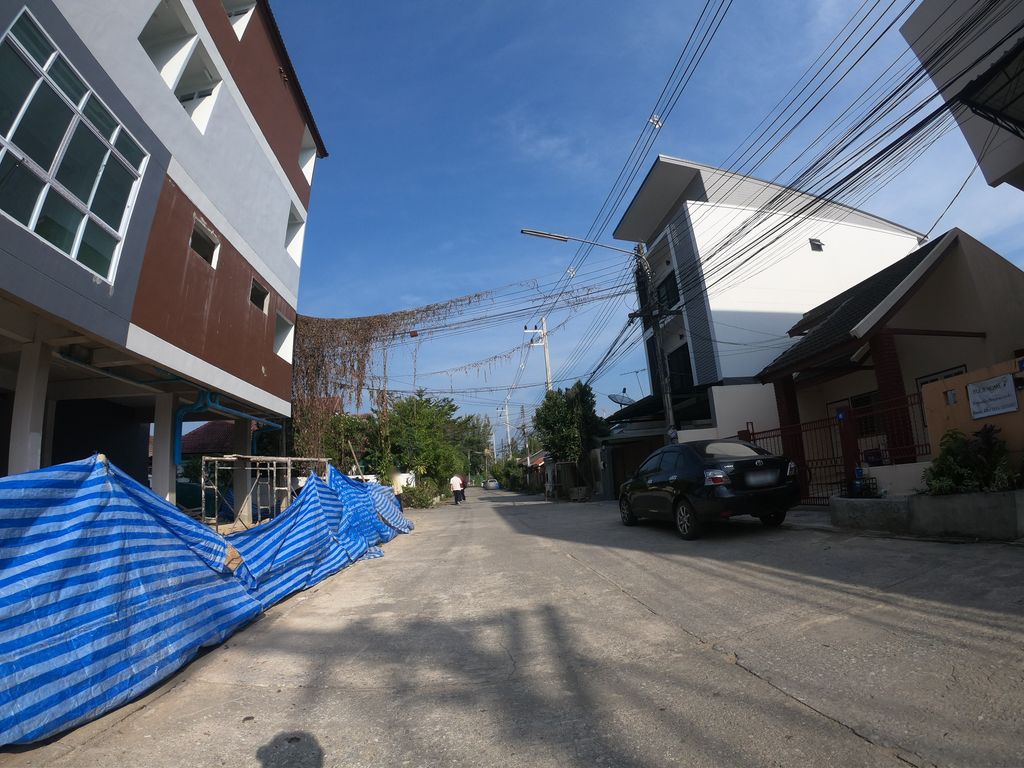 ภาพถนนตรงที่ 3F English Cafe ตั้งอยู่ ถ่ายโดย chanuwath_grab พ.ศ. 2562 (2019) · A street-level view of where 3F English Cafe stands, by chanuwath_grab in 2562 (2019)